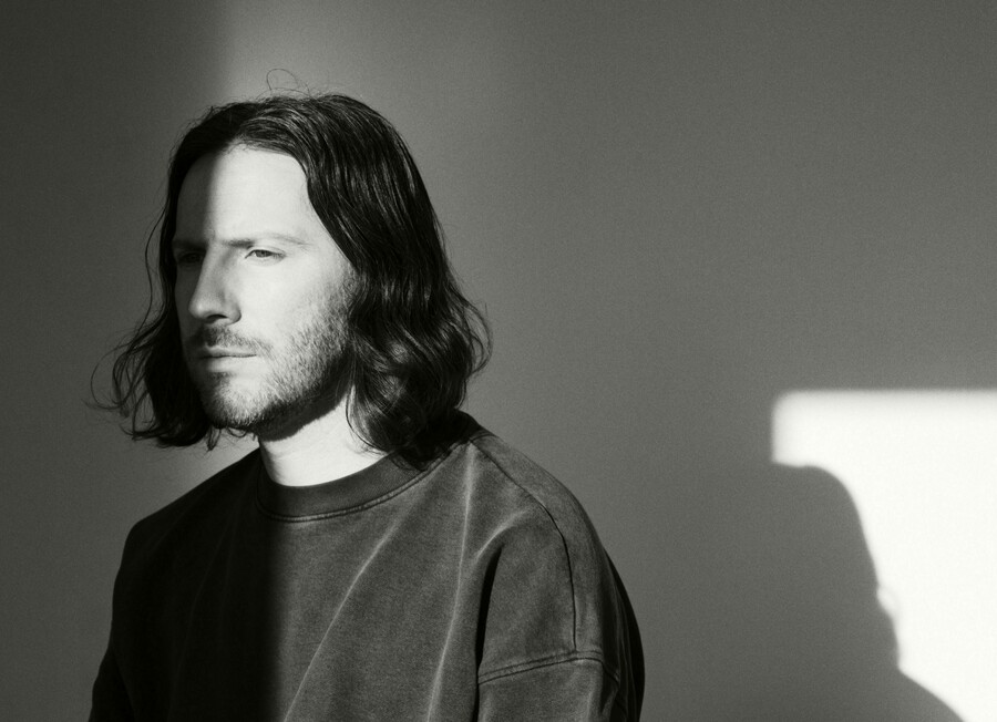 Rival consoles BW seated by Eva Vermandel WEB
